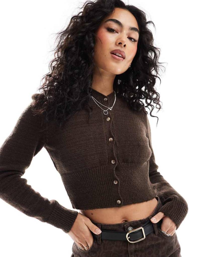 ASOS DESIGN - Strickjacke in Schokobraun mit hohem V-Ausschnitt von ASOS DESIGN