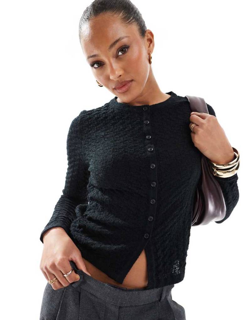 ASOS DESIGN - Strukturierte Strickjacke in Schwarz mit Maschenmuster und Rundhalsausschnitt von ASOS DESIGN