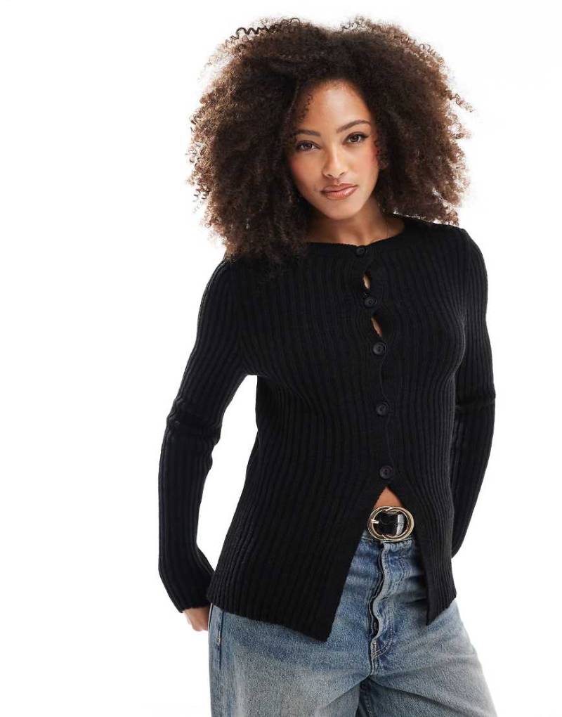 ASOS DESIGN - Strickjacke in Schwarz mit Rundhalsausschnitt und Schlitzsaum von ASOS DESIGN