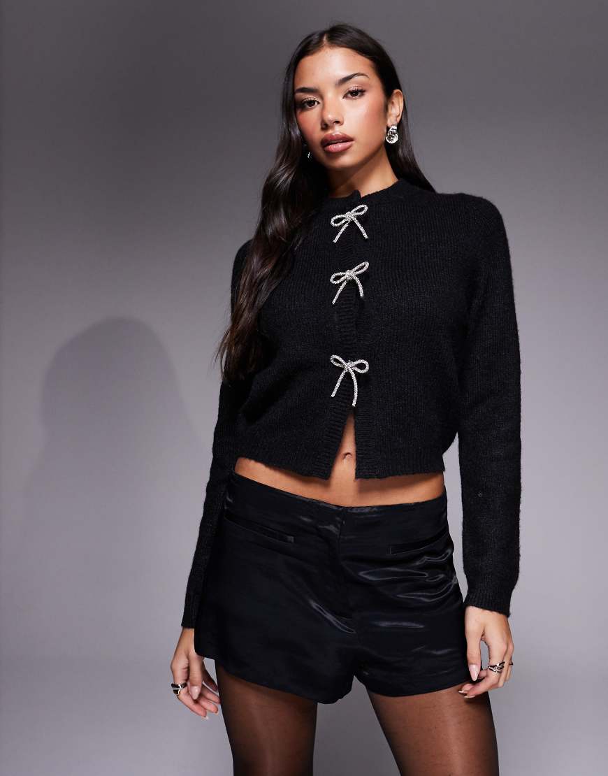 ASOS DESIGN - Strickjacke in Schwarz mit Strassschleife von ASOS DESIGN