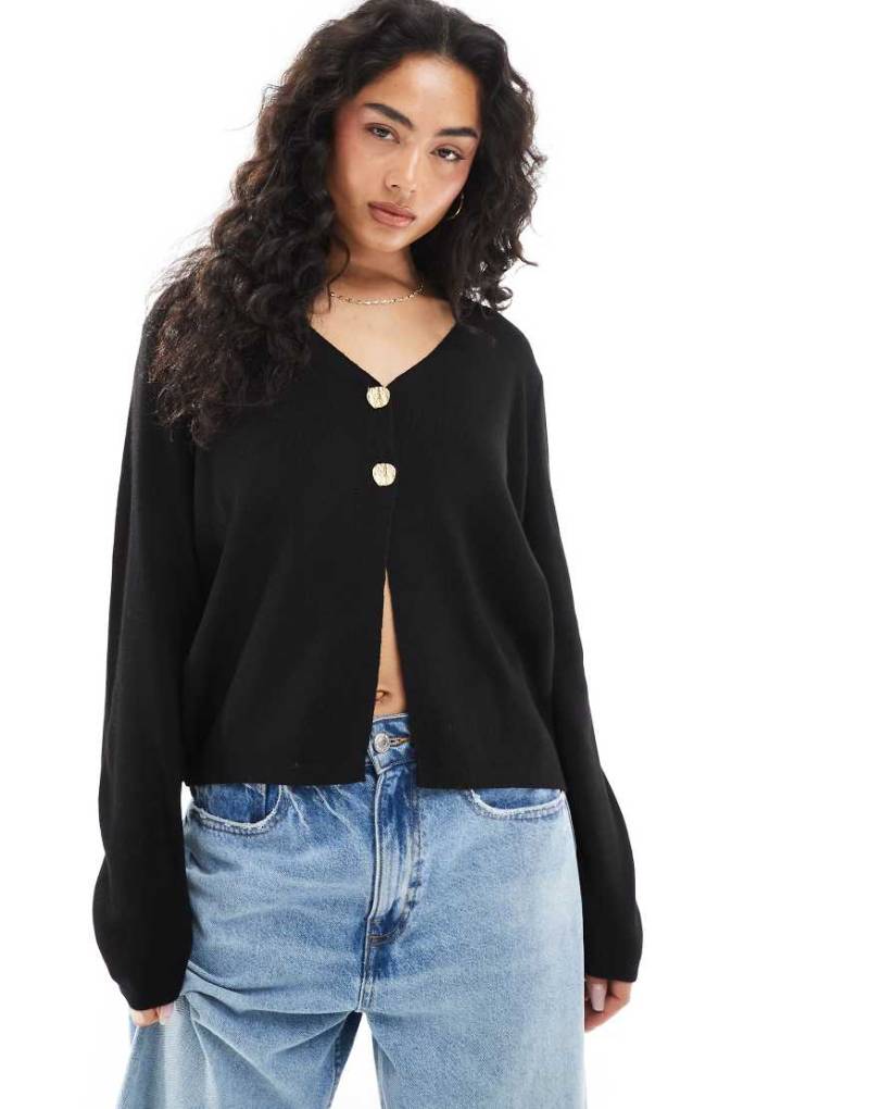 ASOS DESIGN - Strickjacke in Schwarz mit V-Ausschnitt und goldfarbenen Knöpfen von ASOS DESIGN