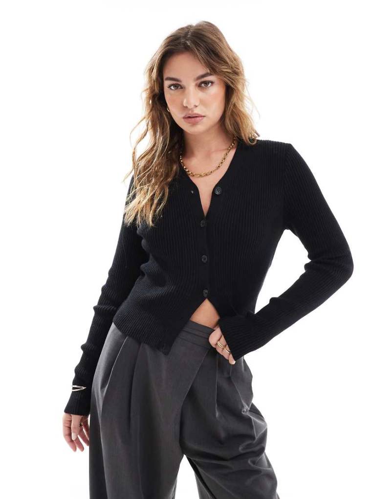 ASOS DESIGN - Strickjacke in Schwarz mit V-Ausschnitt von ASOS DESIGN