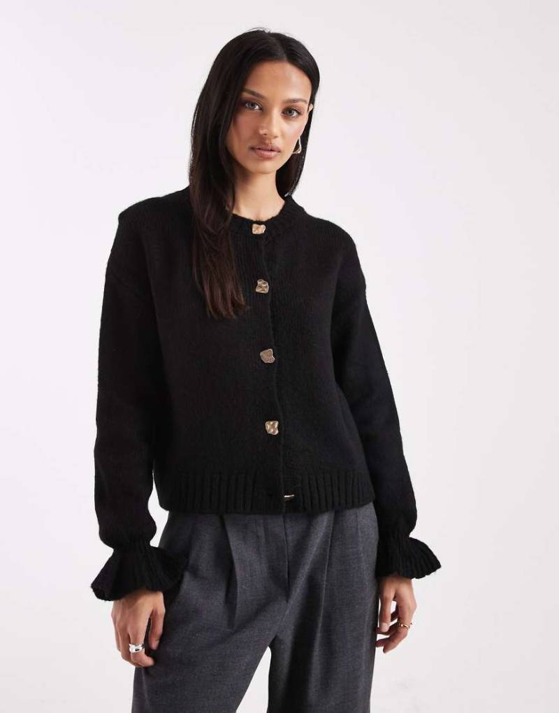 ASOS DESIGN - Strickjacke in Schwarz mit goldfarbenen Knöpfen von ASOS DESIGN