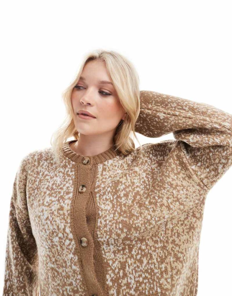 ASOS DESIGN - Strickjacke in Taupe mit abstraktem Print und Rundhalsausschnitt-Braun von ASOS DESIGN