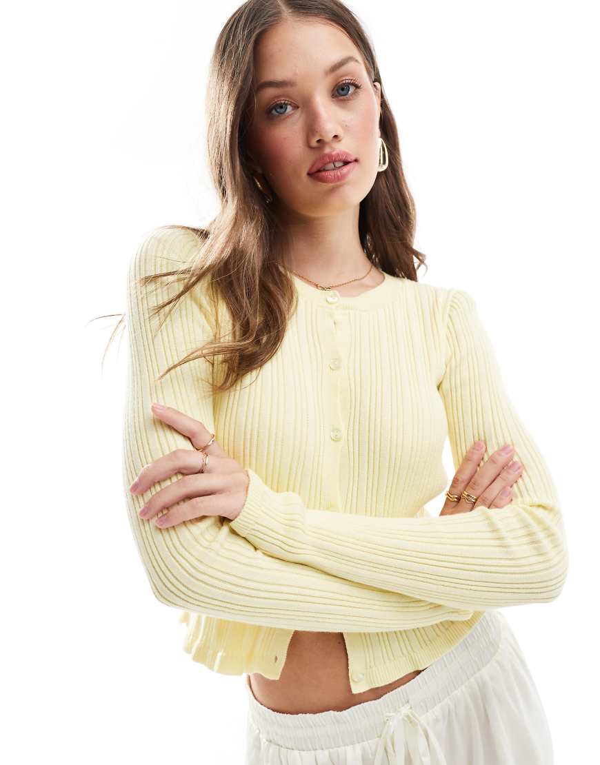 ASOS DESIGN - Strickjacke in Zitronengelb mit Knopfleiste vorne, Rundhalsausschnitt und Rüschen von ASOS DESIGN
