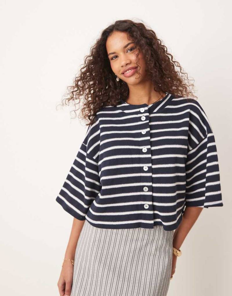 ASOS DESIGN - Strickjacke in gestreiftem Marineblau mit überschnittenen Schultern von ASOS DESIGN