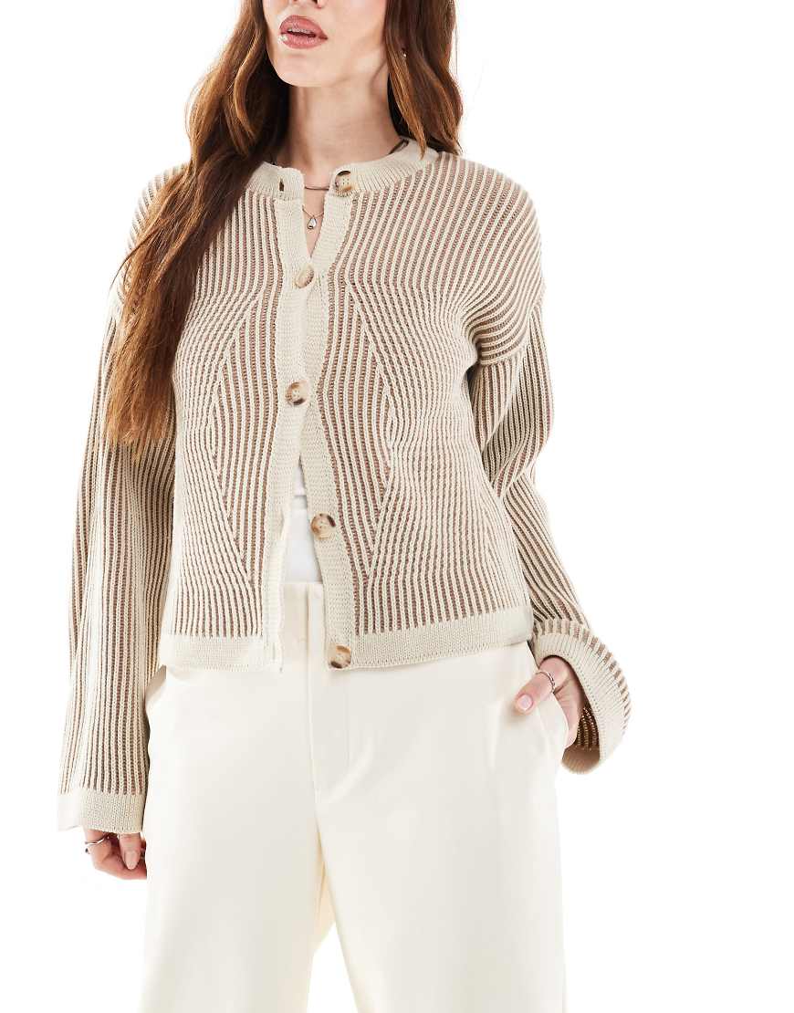ASOS DESIGN - Strickjacke in neutralem Farbton mit Rundhalsausschnitt und beschichtetem Detail ASOS DESIGN - Strickjacke in neutralem Farbton mit Rundhalsausschnitt und beschichtetem Detail von ASOS DESIGN