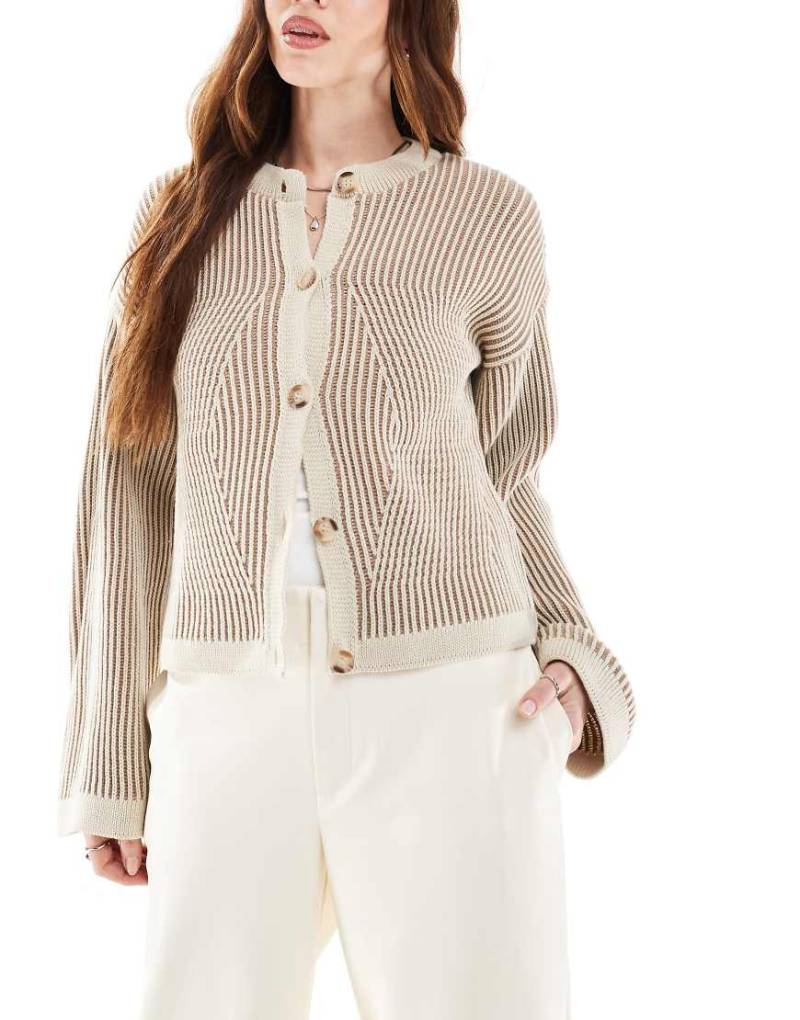 ASOS DESIGN - Strickjacke in neutralem Farbton mit Rundhalsausschnitt und beschichtetem Detail von ASOS DESIGN