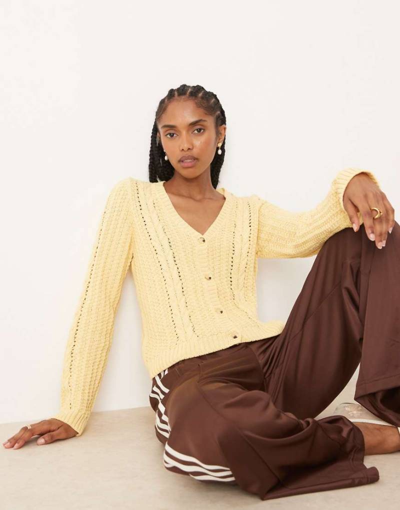 ASOS DESIGN - Strickjacke in sanftem Gelb mit Zopfmuster und V-Ausschnitt von ASOS DESIGN
