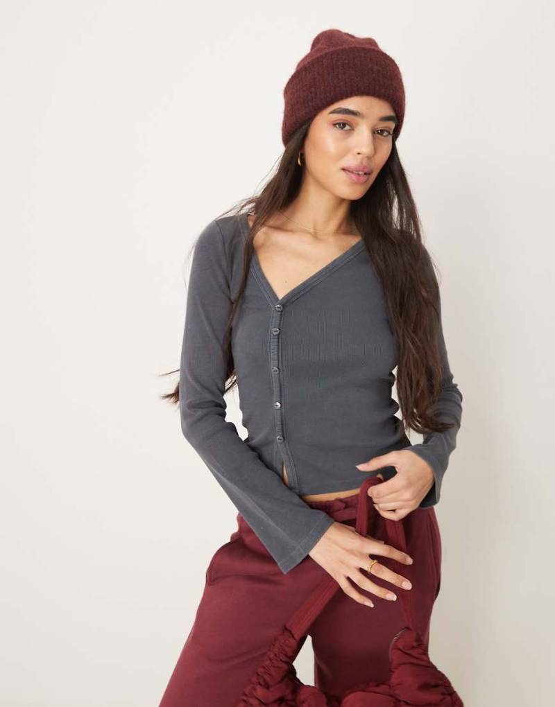 ASOS DESIGN - Strickjacke in schwarzer Acid-Waschung mit asymmetrischer Knopfleiste von ASOS DESIGN