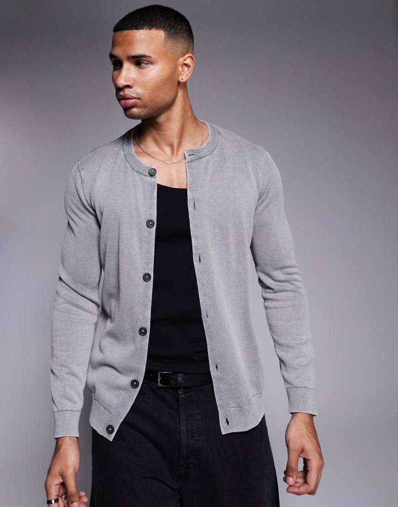 ASOS DESIGN - Strickjacke in verwaschenem Grau mit Rundhalsausschnitt von ASOS DESIGN