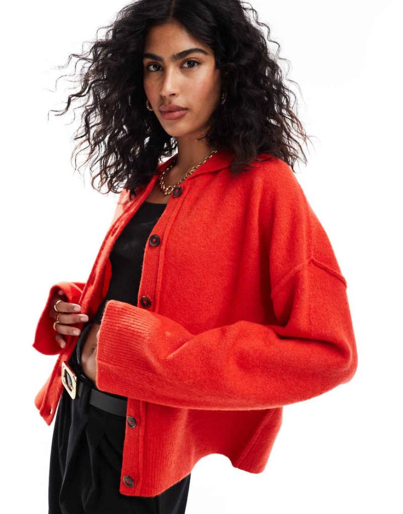 ASOS DESIGN - Strickjacke mit Hemdkragen in Rot mit Nahtdetail von ASOS DESIGN
