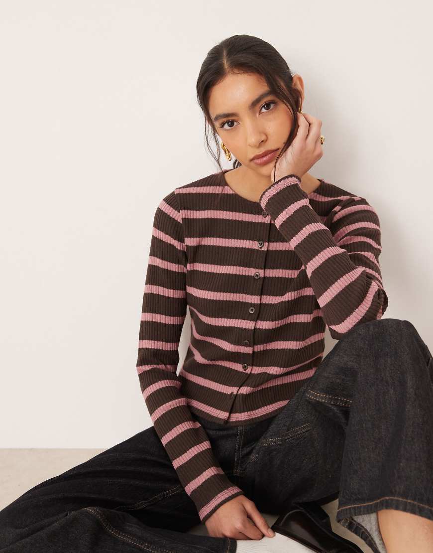 ASOS DESIGN - Strickjacke mit Knopfleiste und Streifen in Braun und Rosa-Bunt von ASOS DESIGN