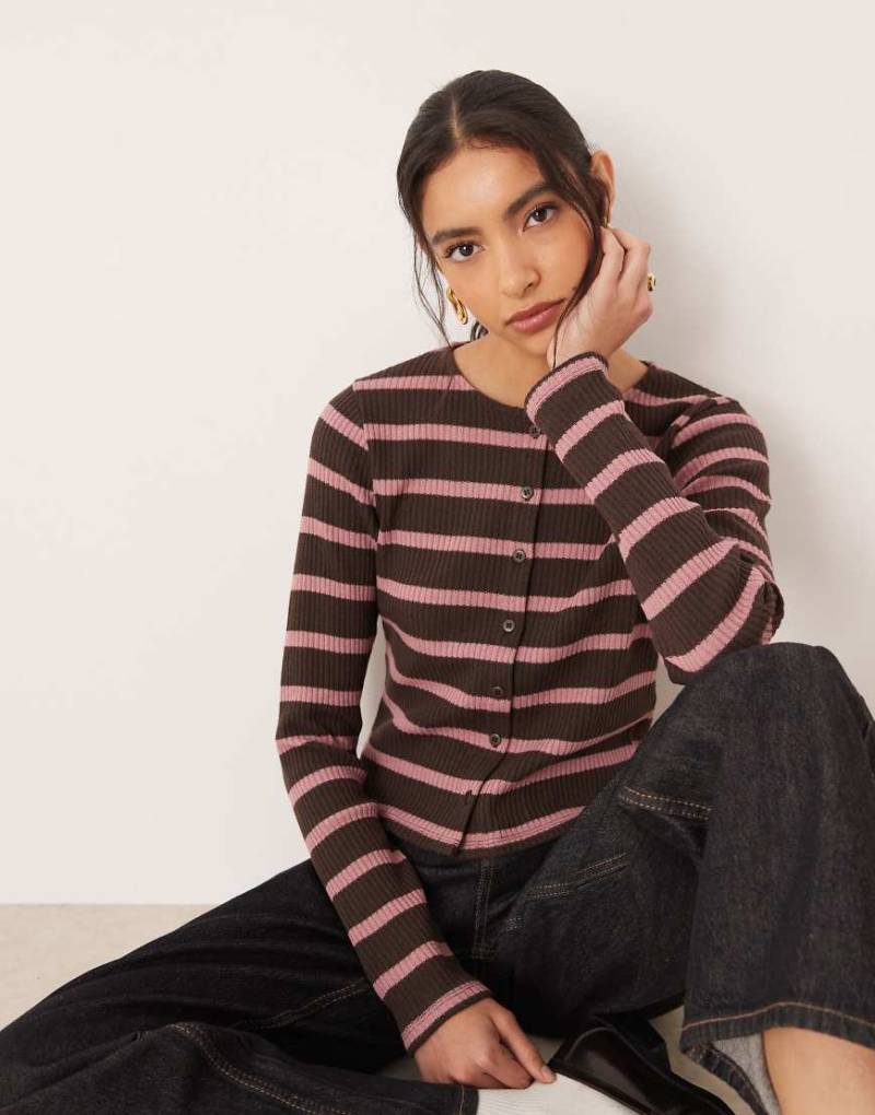 ASOS DESIGN - Strickjacke mit Knopfleiste und Streifen in Braun und Rosa-Bunt von ASOS DESIGN