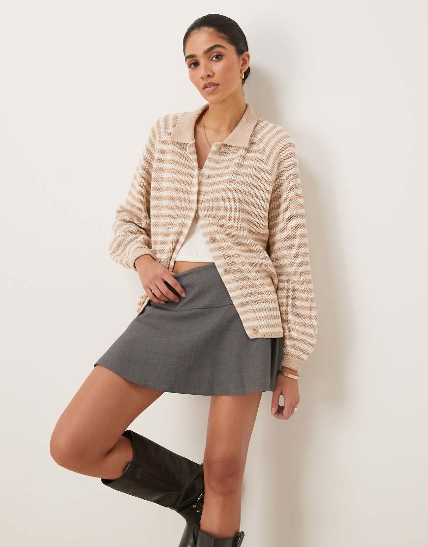 ASOS DESIGN - Strickjacke mit Kragen, Raglanärmeln und warmtönigem Streifenmuster-Neutral ASOS DESIGN - Strickjacke mit Kragen, Raglanärmeln und warmtönigem Streifenmuster-Neutral von ASOS DESIGN