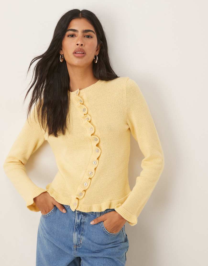ASOS DESIGN - Strickjacke mit unregelmäßiger Knopfleiste und Rüschenrand in Buttermilch-Gelb von ASOS DESIGN