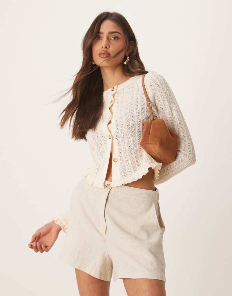 ASOS DESIGN - Strickjacken-Top im Häkeldesign in Creme mit Rüschensaum-Weiß von ASOS DESIGN