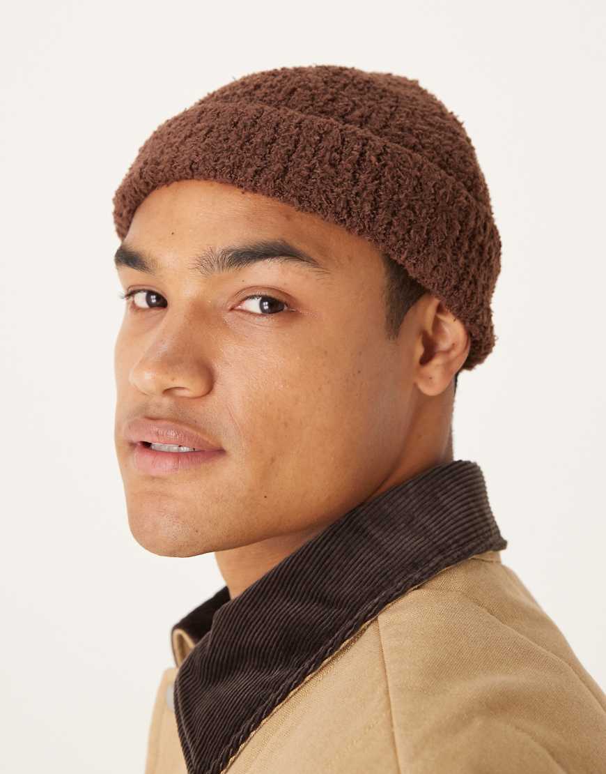 ASOS DESIGN - Strickmütze aus Teddystoff in Braun-Brown ASOS DESIGN - Strickmütze aus Teddystoff in Braun-Brown von ASOS DESIGN