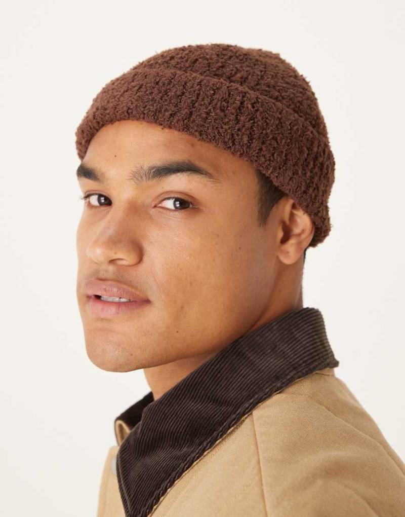 ASOS DESIGN - Strickmütze aus Teddystoff in Braun-Brown ASOS DESIGN - Strickmütze aus Teddystoff in Braun-Brown von ASOS DESIGN