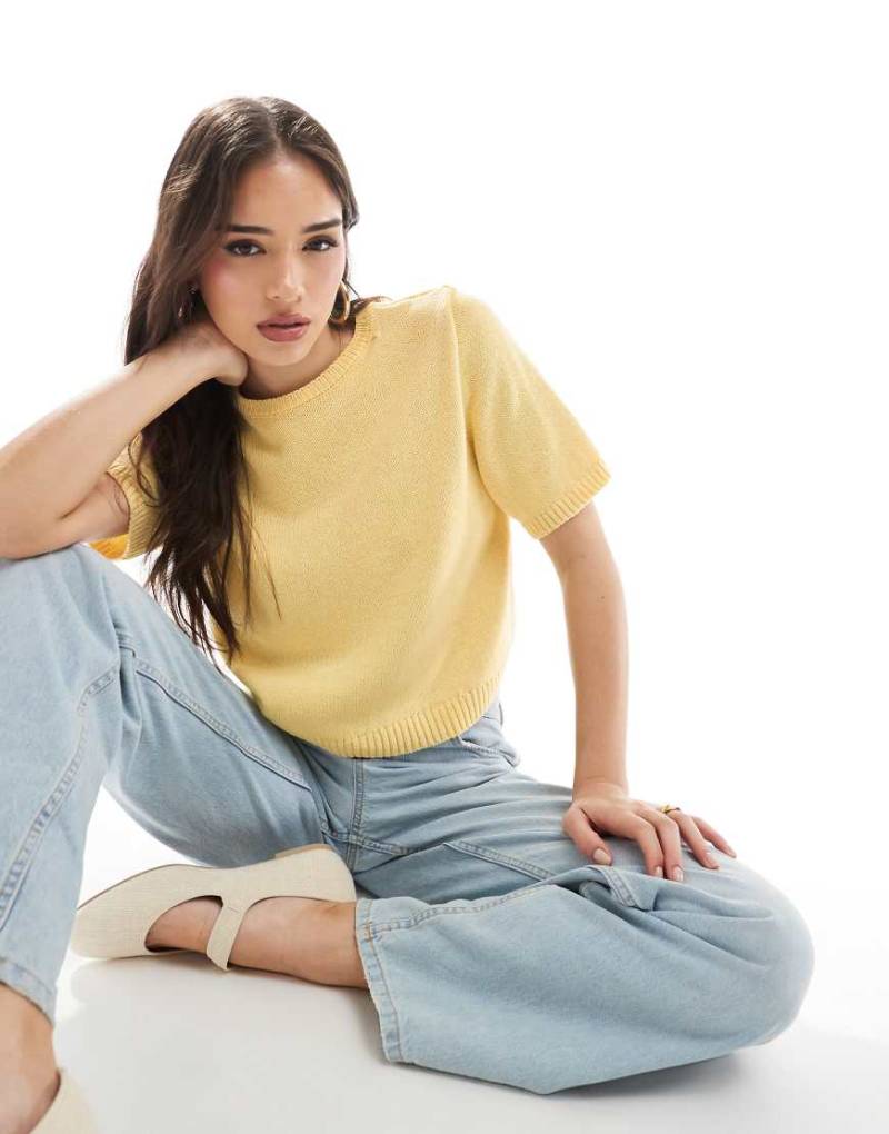 ASOS DESIGN - Strickoberteil in Buttermilch-Gelb mit halblangen Ärmeln von ASOS DESIGN