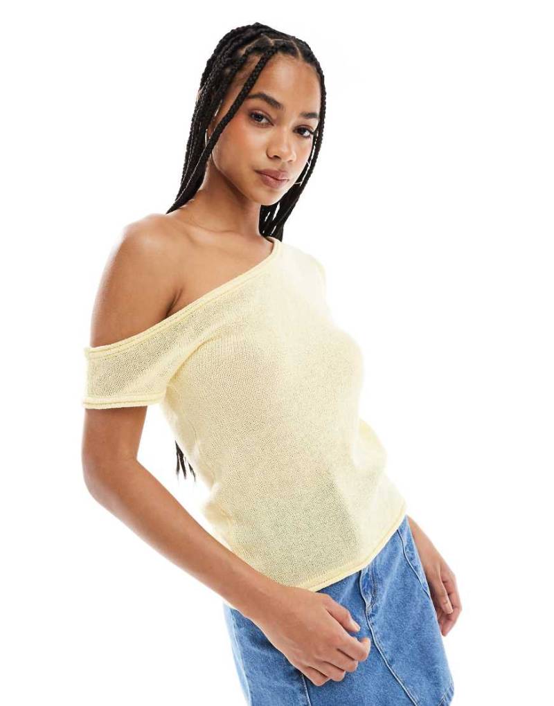 ASOS DESIGN - Strickoberteil in Buttermilchgelb mit One-Shoulder-Träger von ASOS DESIGN