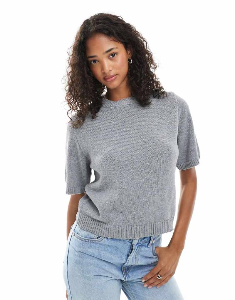 ASOS DESIGN - Strickoberteil in Grau mit Halbärmeln von ASOS DESIGN