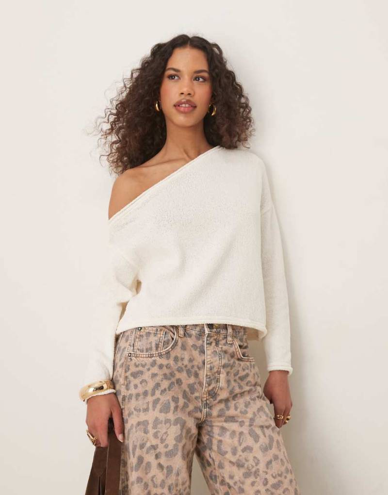 ASOS DESIGN - Strickpullover aus Bouclé in Ecru mit One-Shoulder-Design-Weiß von ASOS DESIGN