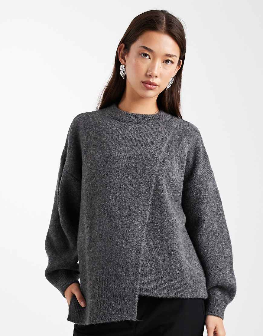ASOS DESIGN - Strickpullover in Anthrazit mit gespleißtem Design und Rundhalsausschnitt-Grau von ASOS DESIGN