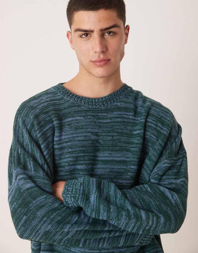 ASOS DESIGN - Strickpullover in Blau meliertem mit Rundhalsausschnitt und kastigem Super-Oversize-Schnitt von ASOS DESIGN