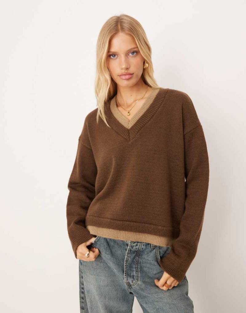 ASOS DESIGN - Strickpullover in Braun mit Doppellage und V-Ausschnitt-Brown von ASOS DESIGN