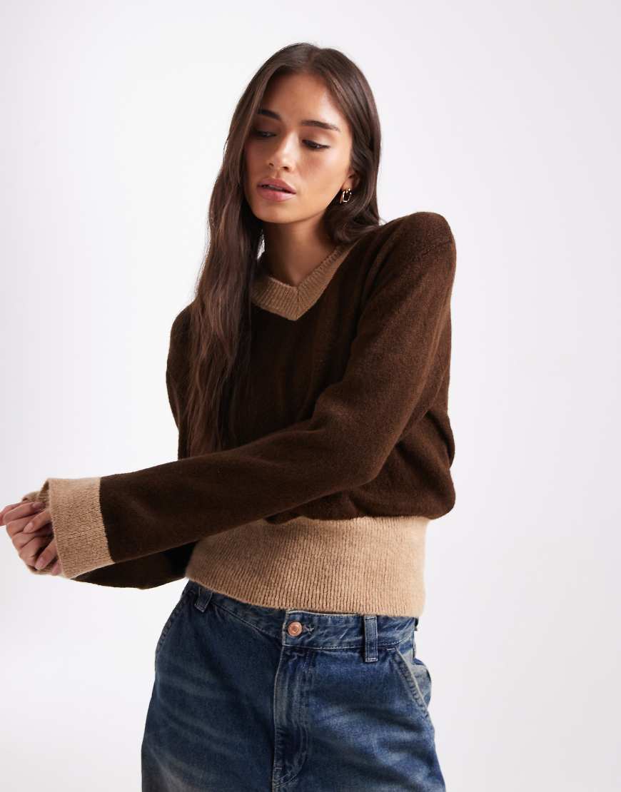 ASOS DESIGN - Strickpullover in Braun mit Kontrastrippung in Mokka und hohem V-Ausschnitt-Brown ASOS DESIGN - Strickpullover in Braun mit Kontrastrippung in Mokka und hohem V-Ausschnitt-Brown von ASOS DESIGN