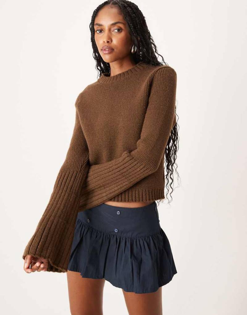 ASOS DESIGN - Strickpullover in Braun mit Rundhalsausschnitt und Trompetenärmeln-Brown von ASOS DESIGN