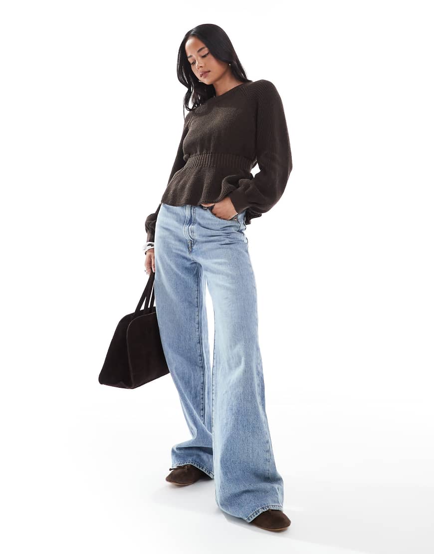 ASOS DESIGN - Strickpullover in Braun mit Schößchen und Raffung in der Taille von ASOS DESIGN