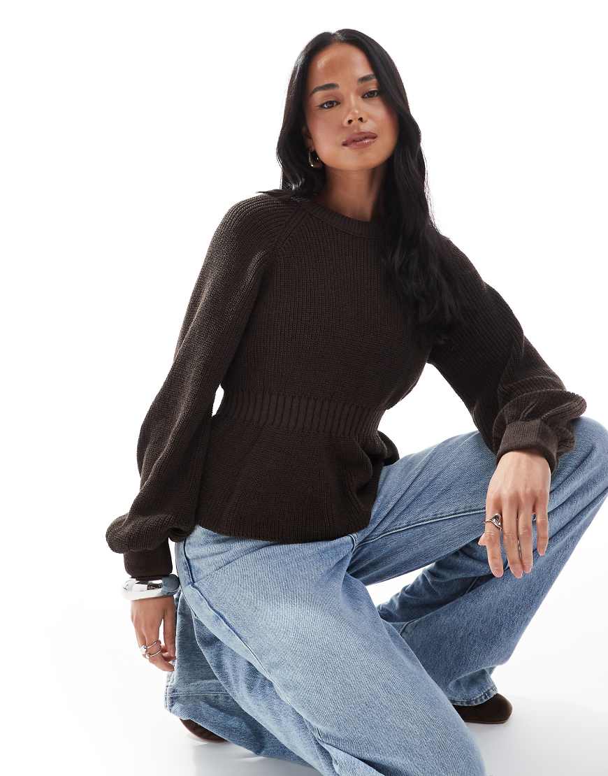 ASOS DESIGN - Strickpullover in Braun mit Schößchen und Raffung in der Taille von ASOS DESIGN