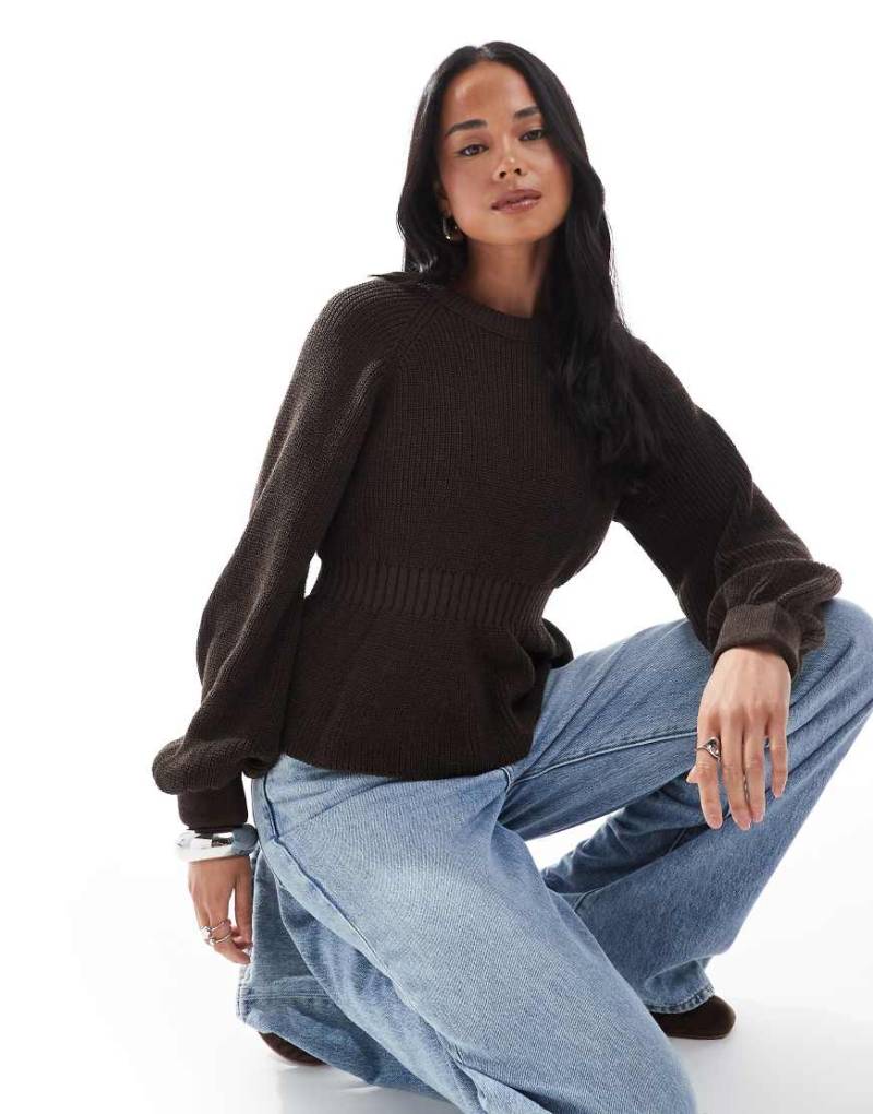 ASOS DESIGN - Strickpullover in Braun mit Schößchen und Raffung in der Taille von ASOS DESIGN