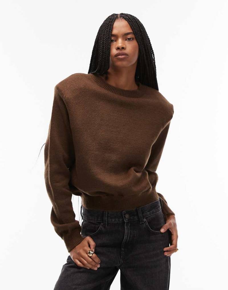 ASOS DESIGN - Strickpullover in Braun mit Schulterpolstern und Rundhalsausschnitt-Brown von ASOS DESIGN