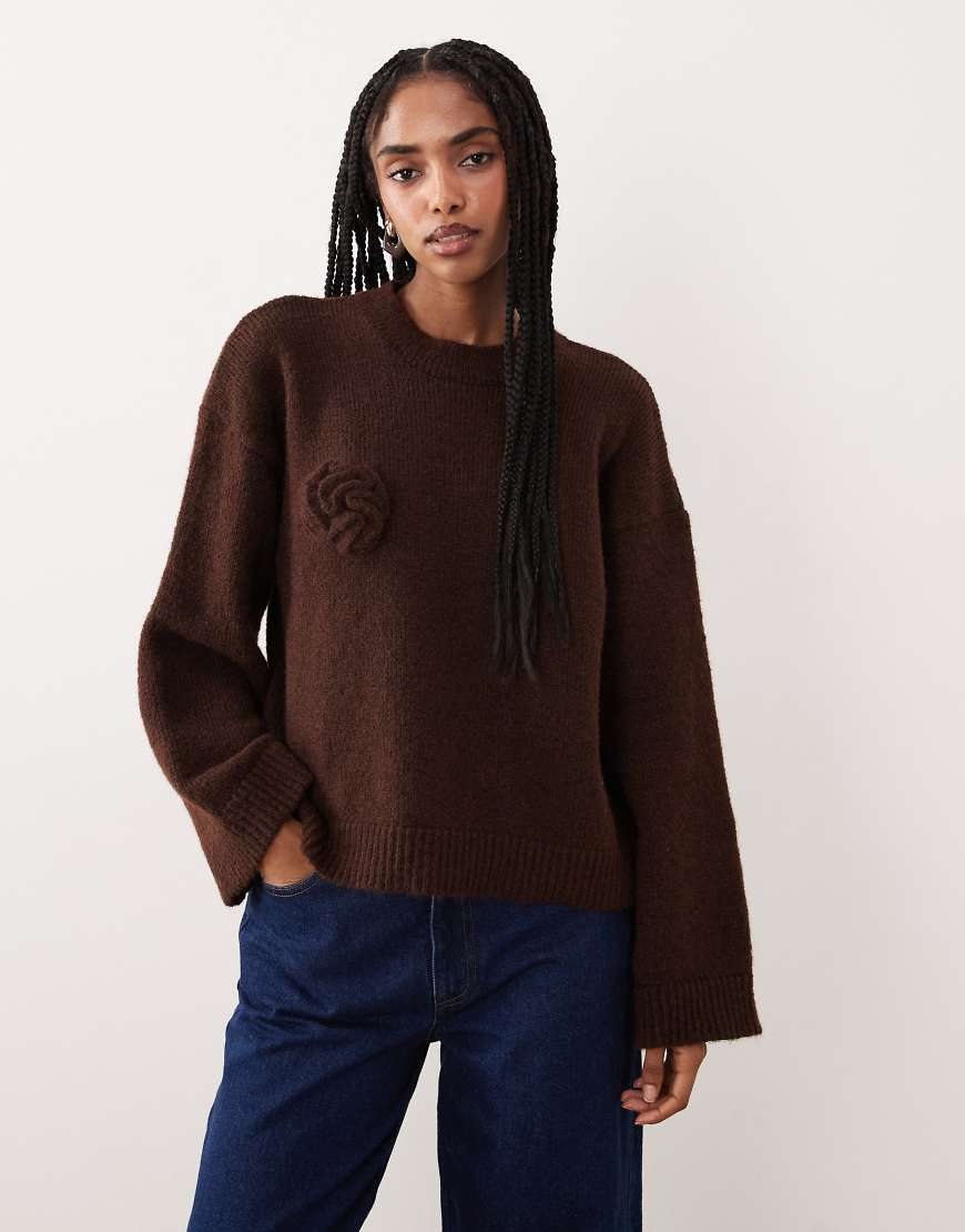 ASOS DESIGN - Strickpullover in Braun mit Wollanteil, 3D-Blumenverzierung und weiten Ärmeln-Brown von ASOS DESIGN