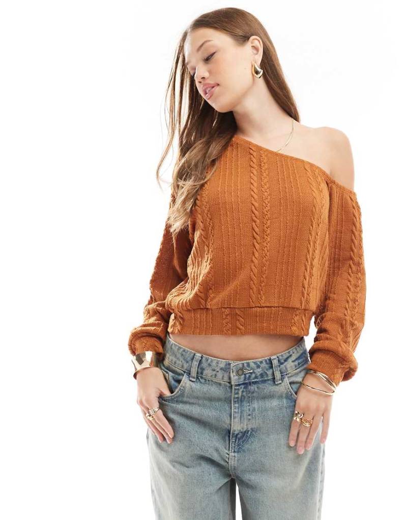 ASOS DESIGN - Strickpullover in Braun mit Zopfmuster und One-Shoulder-Träger von ASOS DESIGN