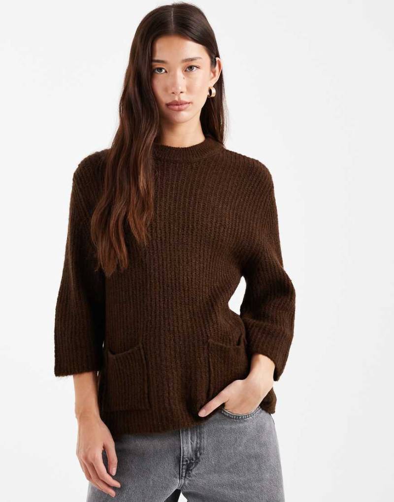 ASOS DESIGN - Strickpullover in Braun mit aufgesetzten Taschen-Brown von ASOS DESIGN