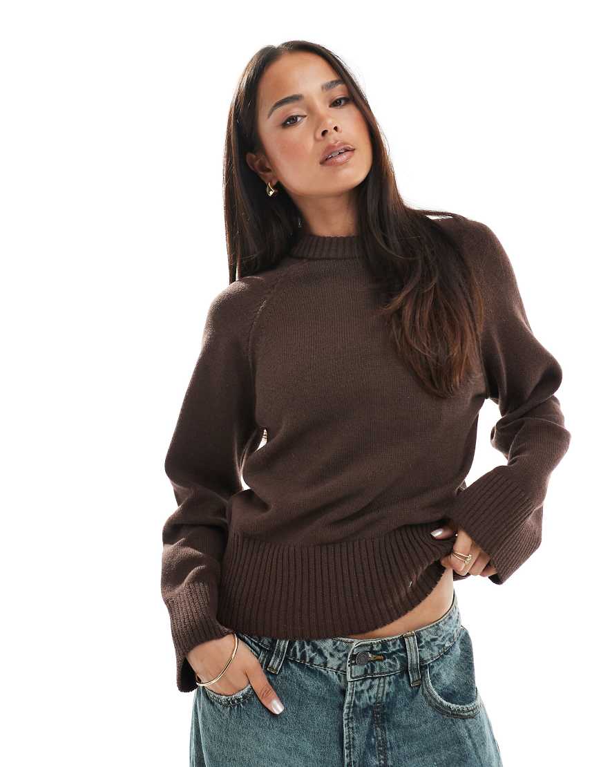 ASOS DESIGN - Strickpullover in Braun mit sichtbaren Raglan-Nähten und Rundhalsausschnitt von ASOS DESIGN