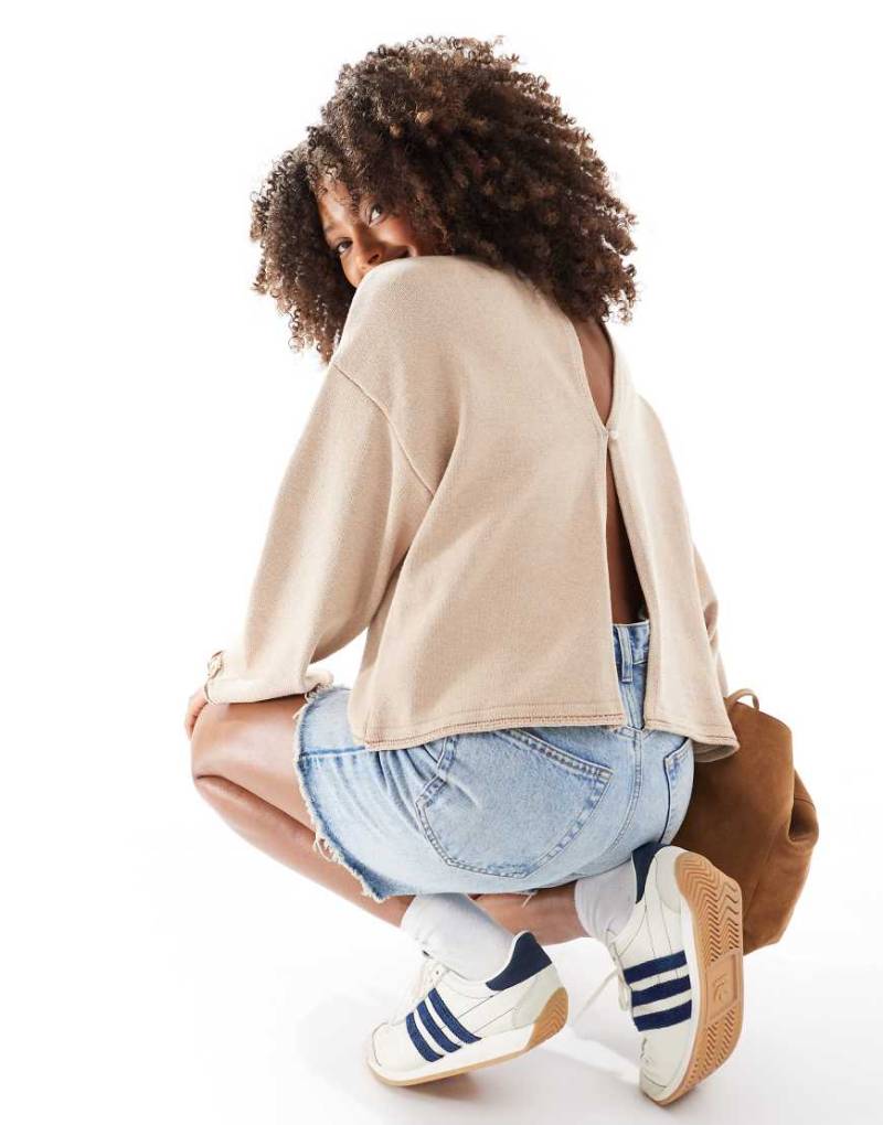 ASOS DESIGN - Strickpullover in Braun mit weiten Ärmeln und Rückenausschnitt-Neutral von ASOS DESIGN