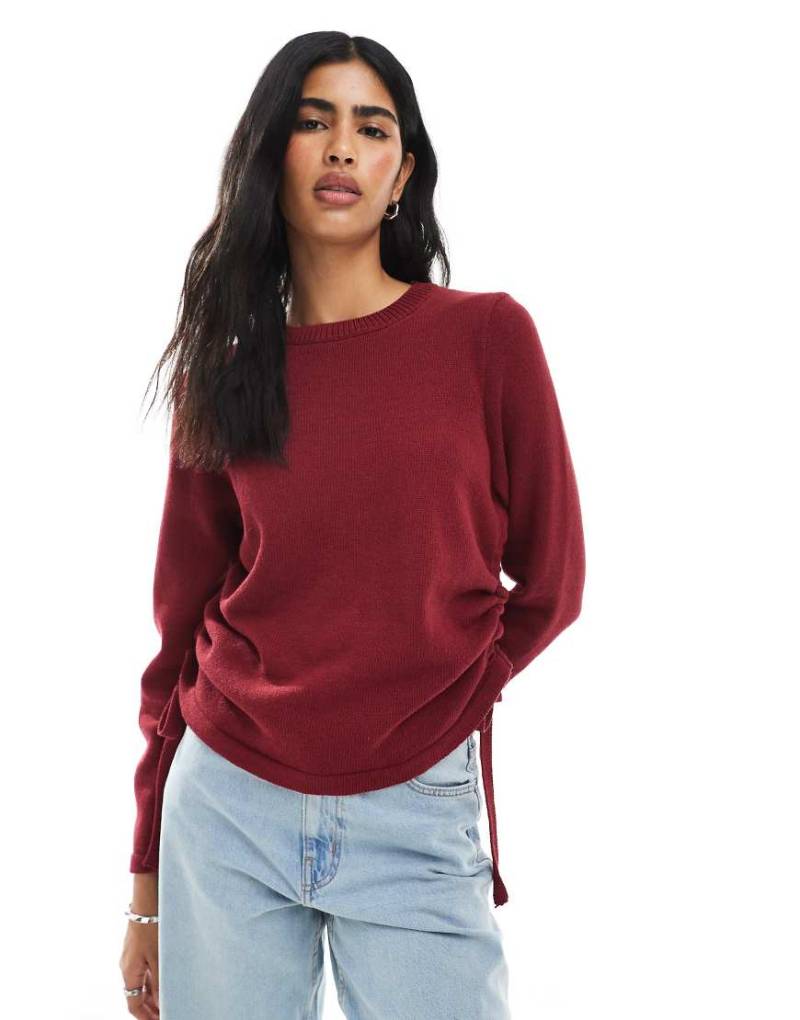 ASOS DESIGN - Strickpullover in Burgunderrot mit Raffung von ASOS DESIGN
