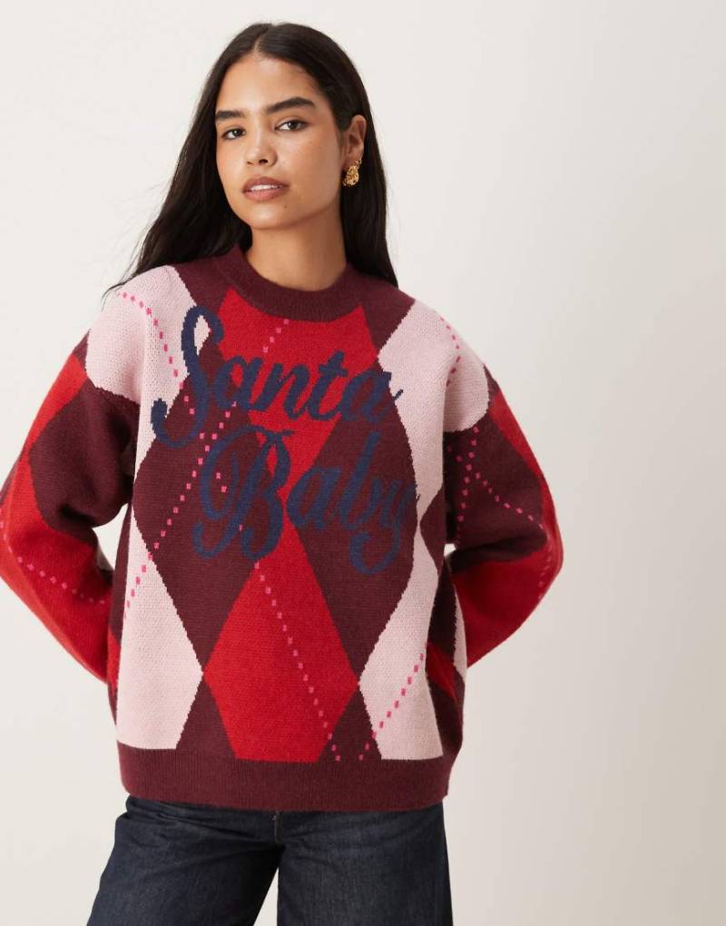 ASOS DESIGN - Strickpullover in Burgunderrot mit Rautenmuster und „Santa Baby"-Schriftzug ASOS DESIGN - Strickpullover in Burgunderrot mit Rautenmuster und „Santa Baby"-Schriftzug von ASOS DESIGN