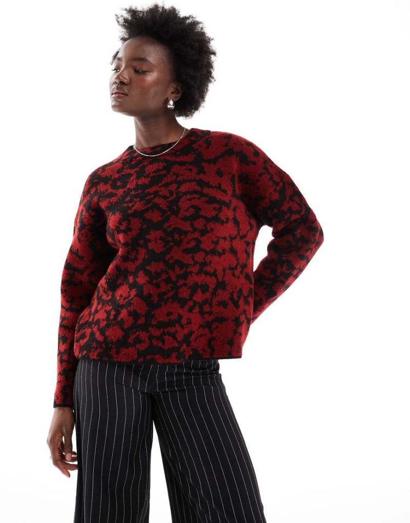 ASOS DESIGN - Strickpullover in Burgunderrot mit Rundhalsausschnitt und abstraktem Leopardenmuster-Bunt von ASOS DESIGN