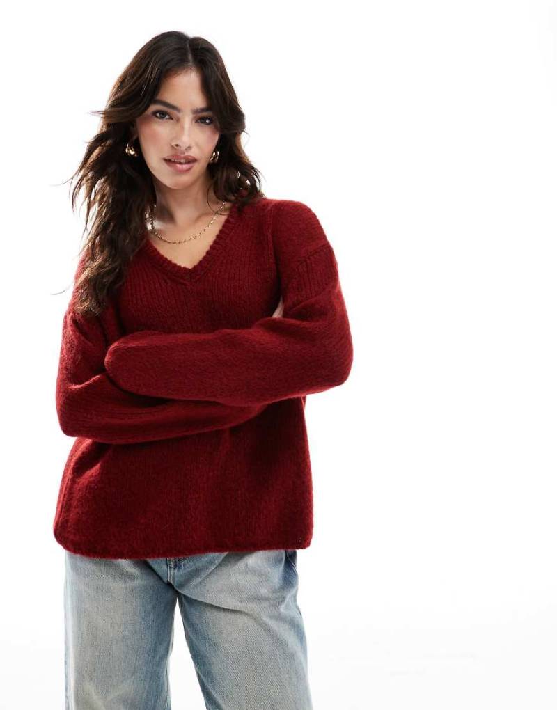 ASOS DESIGN - Strickpullover in Burgunderrot mit V-Ausschnitt von ASOS DESIGN