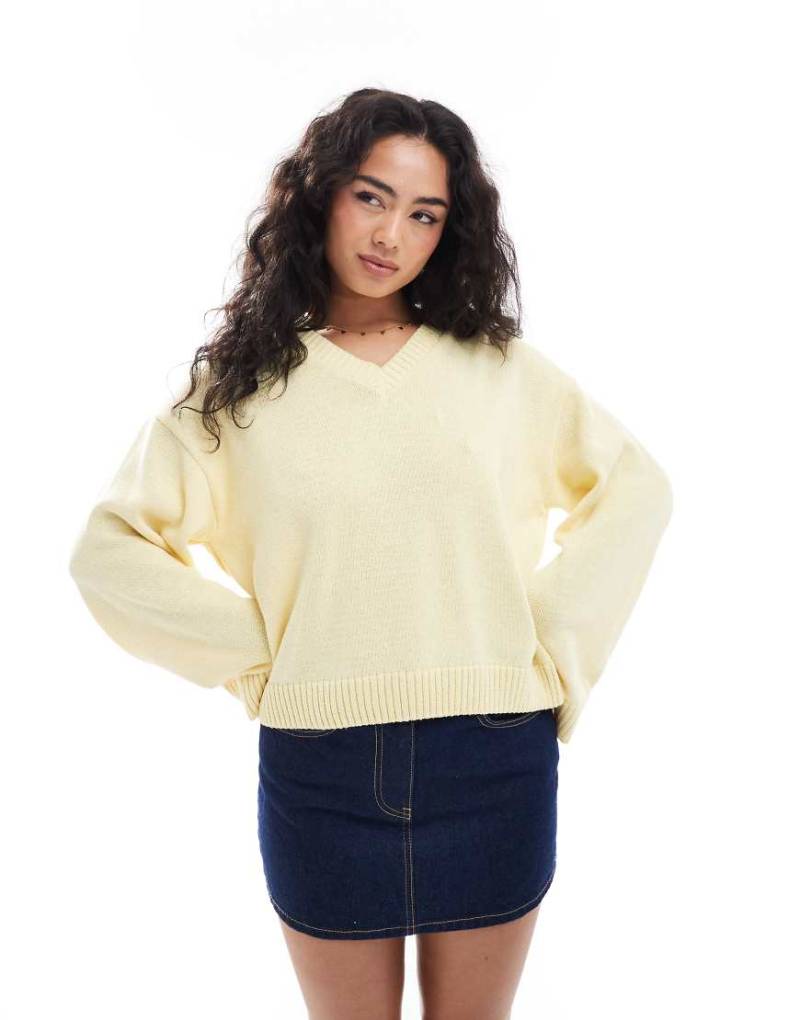 ASOS DESIGN - Strickpullover in Buttermilchgelb mit V-Ausschnitt und weiten Ärmeln von ASOS DESIGN