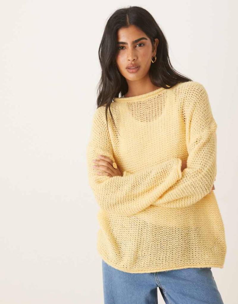 ASOS DESIGN - Strickpullover in Buttermilchgelb mit weitmaschigem Muster, U-Boot-Ausschnitt und Rollsaum von ASOS DESIGN