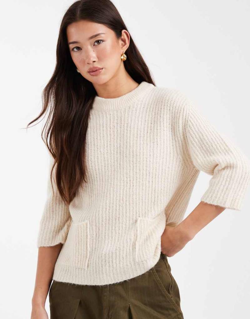 ASOS DESIGN - Strickpullover in Creme mit aufgesetzten Taschen-Grau von ASOS DESIGN