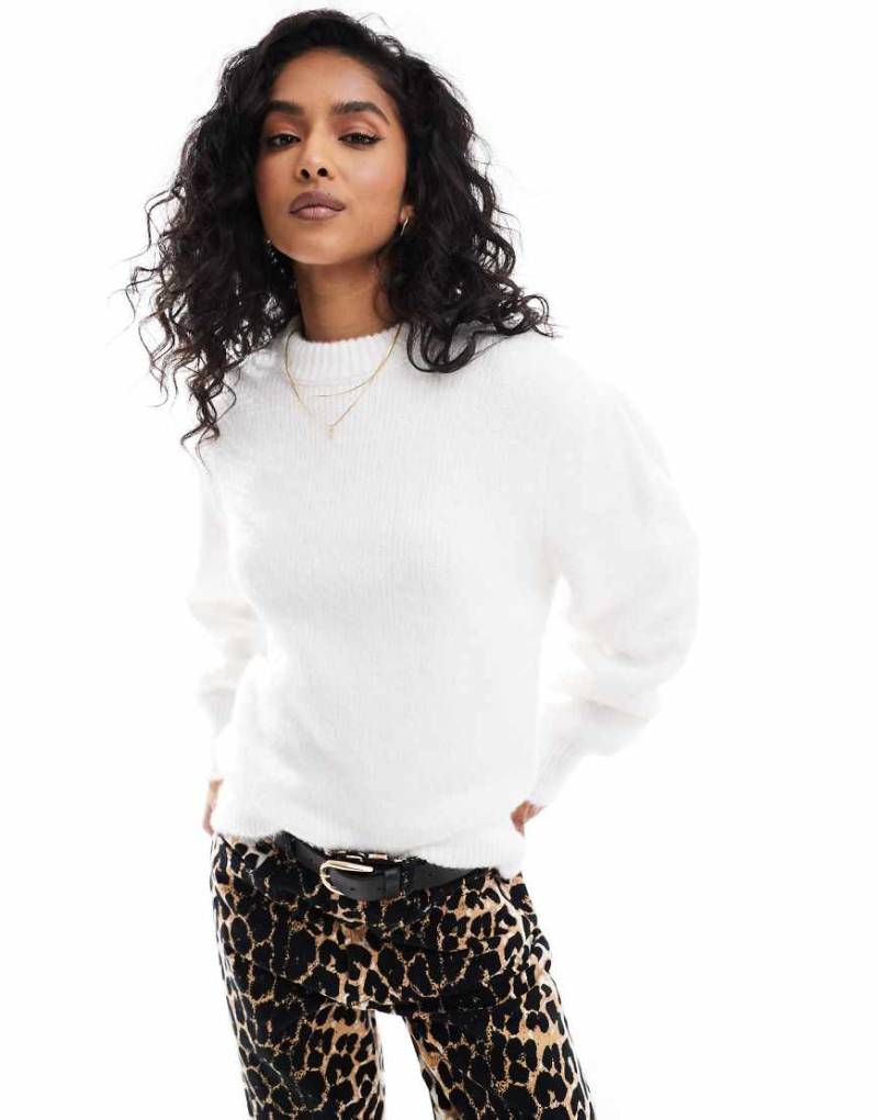 ASOS DESIGN - Strickpullover in Cremeweiß mit Rundhalsausschnitt und Puffärmeln von ASOS DESIGN