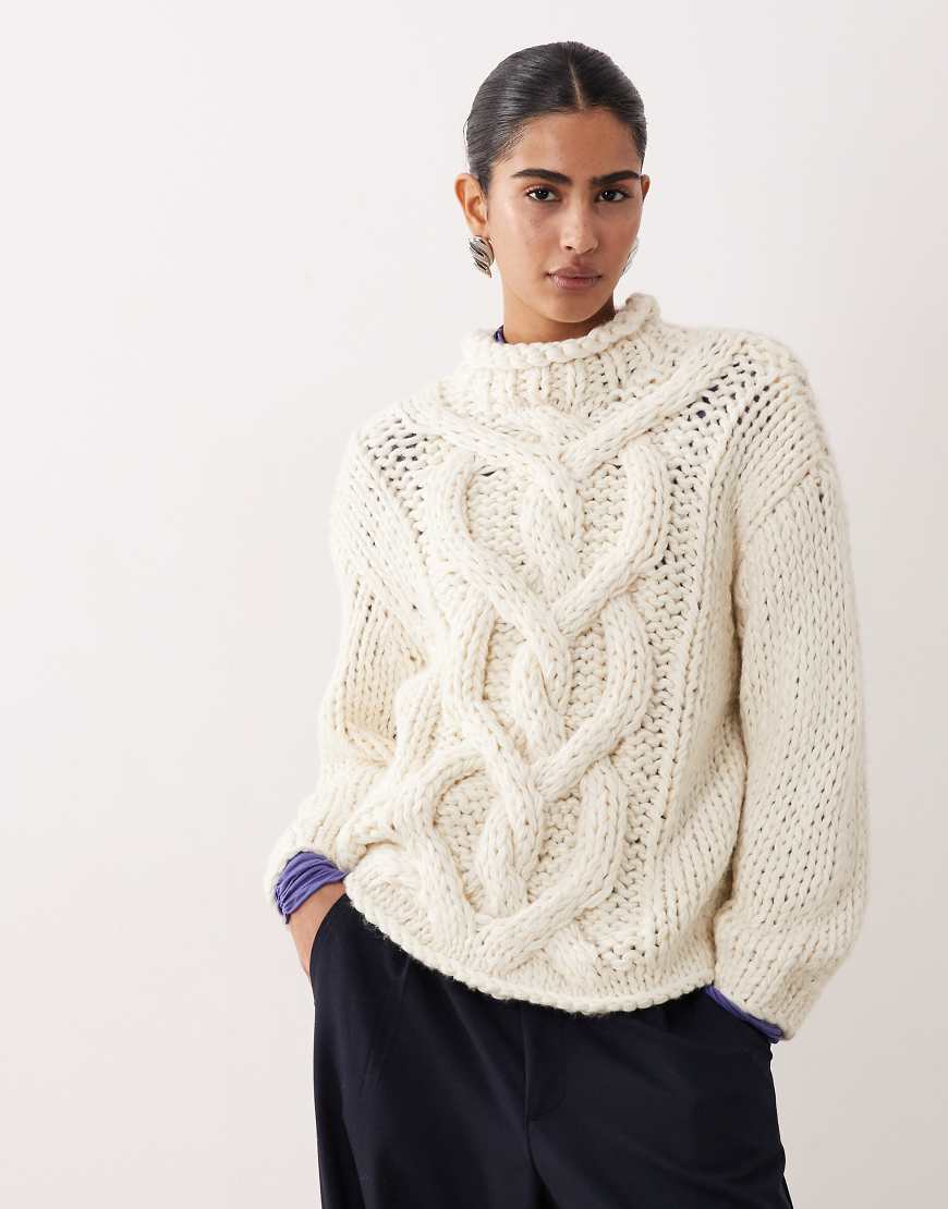 ASOS DESIGN - Strickpullover in Cremeweiß mit Zopfmuster in handgestrickter Optik und Rundhalsausschnitt von ASOS DESIGN